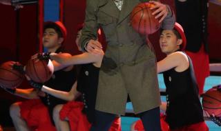 郭艾伦春晚表演转球 郭艾伦春晚表演转球