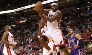 詹姆斯扣篮扣碎篮板 詹姆斯扣篮扣碎篮板